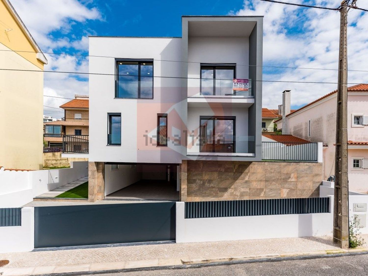 小楼房或独栋别墅出售在Pontinha e Famões - 外立面