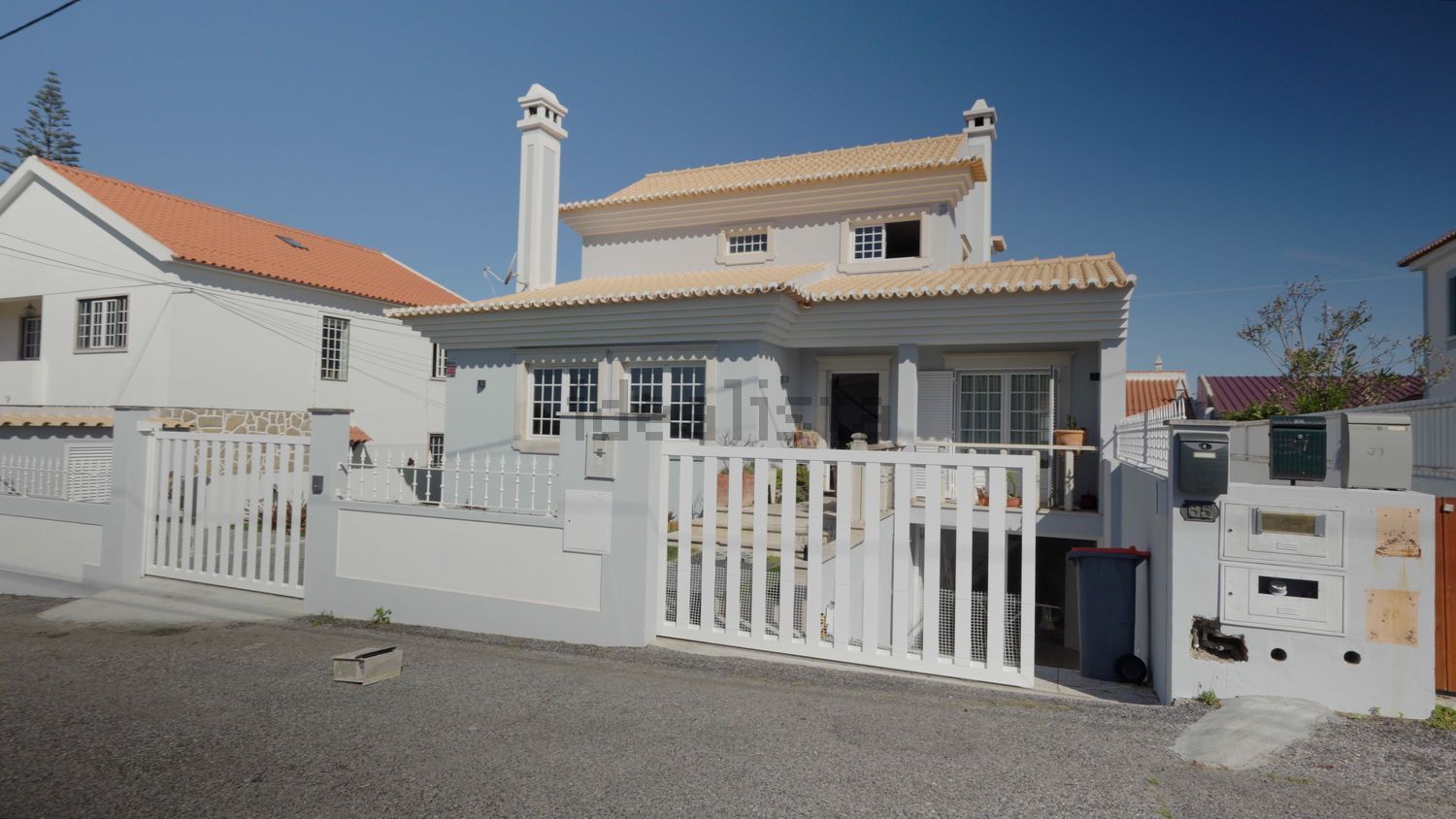 小楼房或独栋别墅出售在Estrada da Tomadia s/n - 外立面