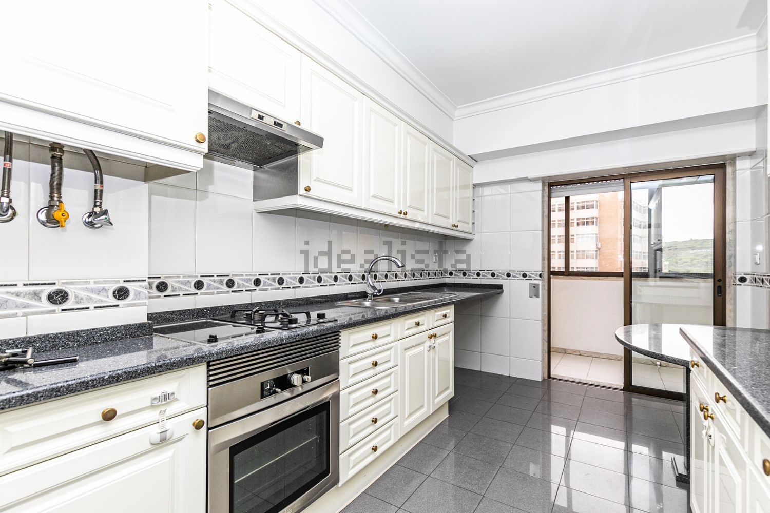 出租公寓 t4在Rua Major Neutel de Abreu - 厨房