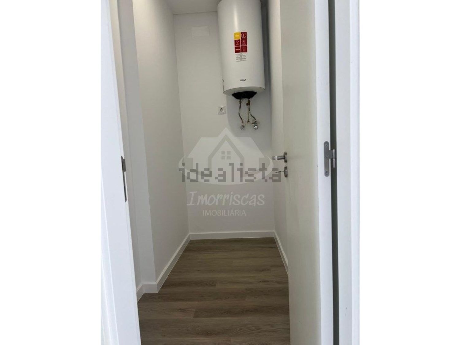 公寓 t2出售在Rua Cidade da Horta, 5 - 仓库