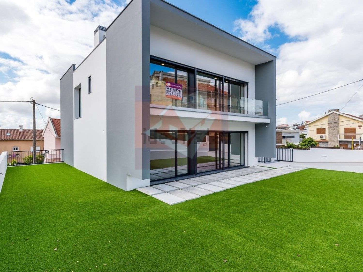 小楼房或独栋别墅出售在Pontinha e Famões - 外立面