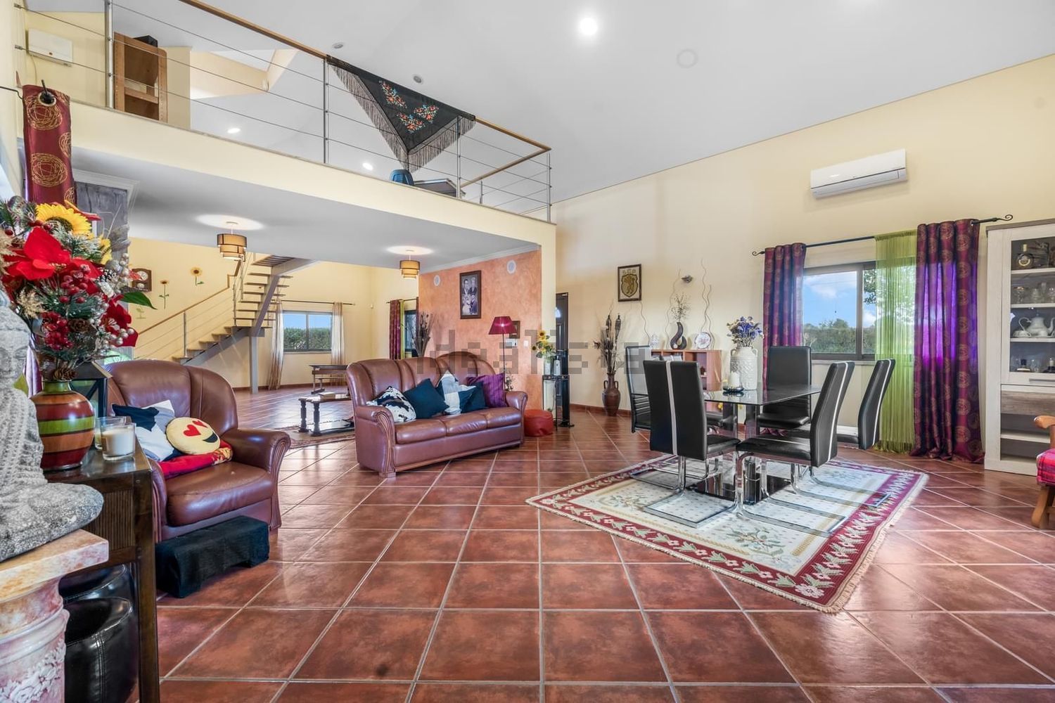 小楼房或独栋别墅出售N10 - 客厅