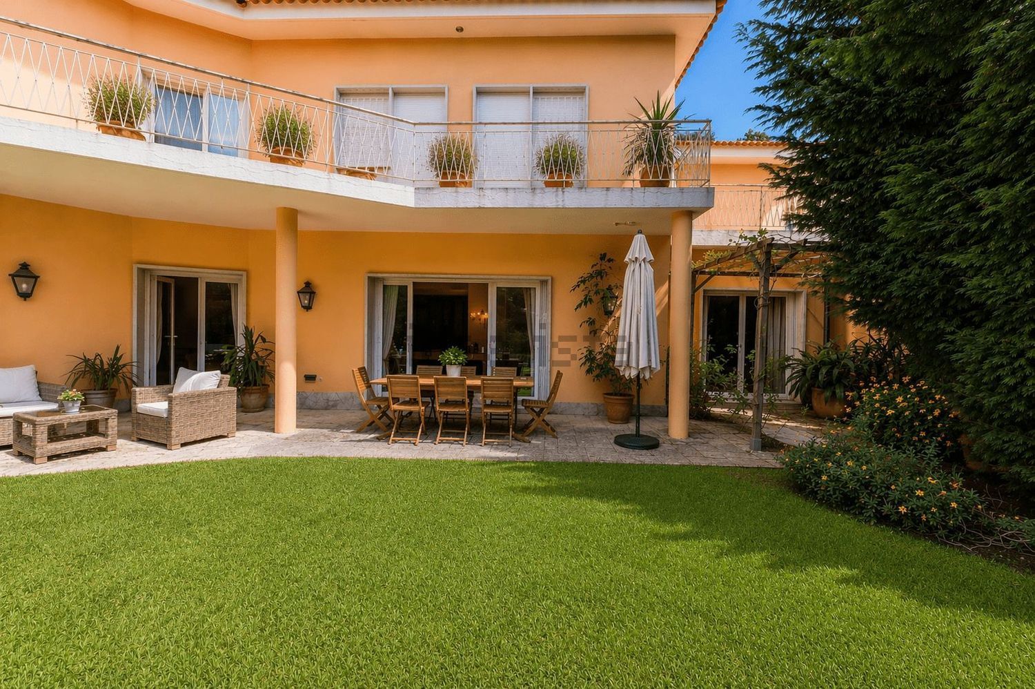 小楼房或独栋别墅出售在Avenida Marechal Carmona - 外立面