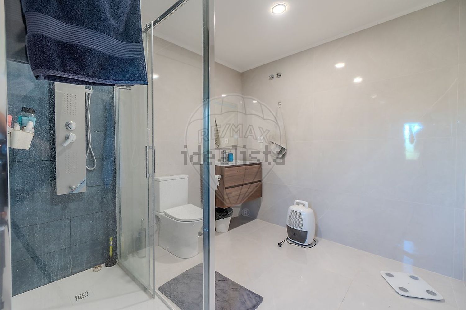 小楼房或独栋别墅出售在São Quintino - 卫生间