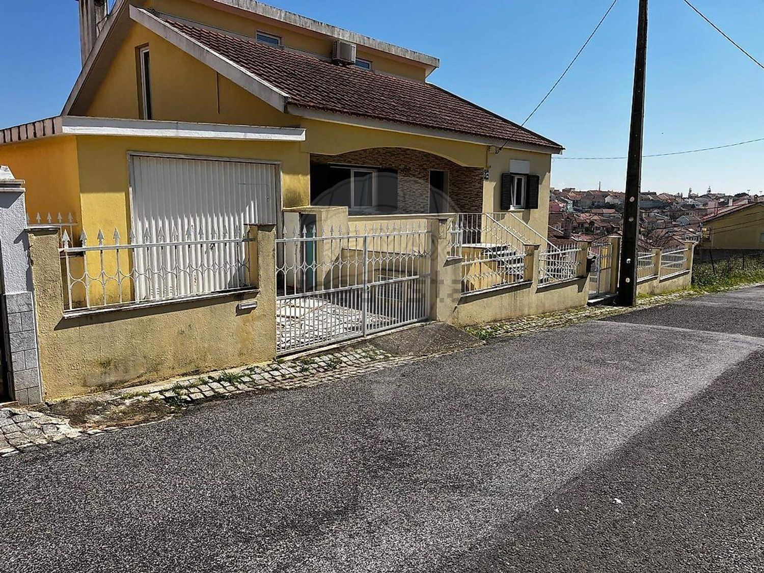 小楼房或独栋别墅出售在Rua Furnas - 外立面