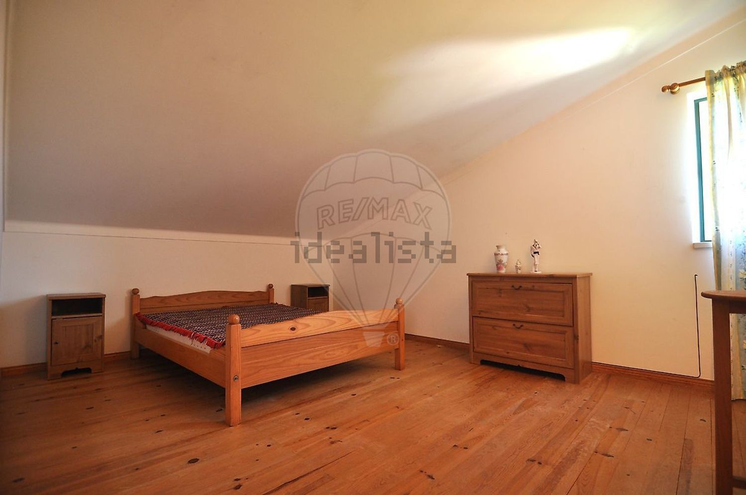 小楼房或独栋别墅出售在São Quintino - 卧室