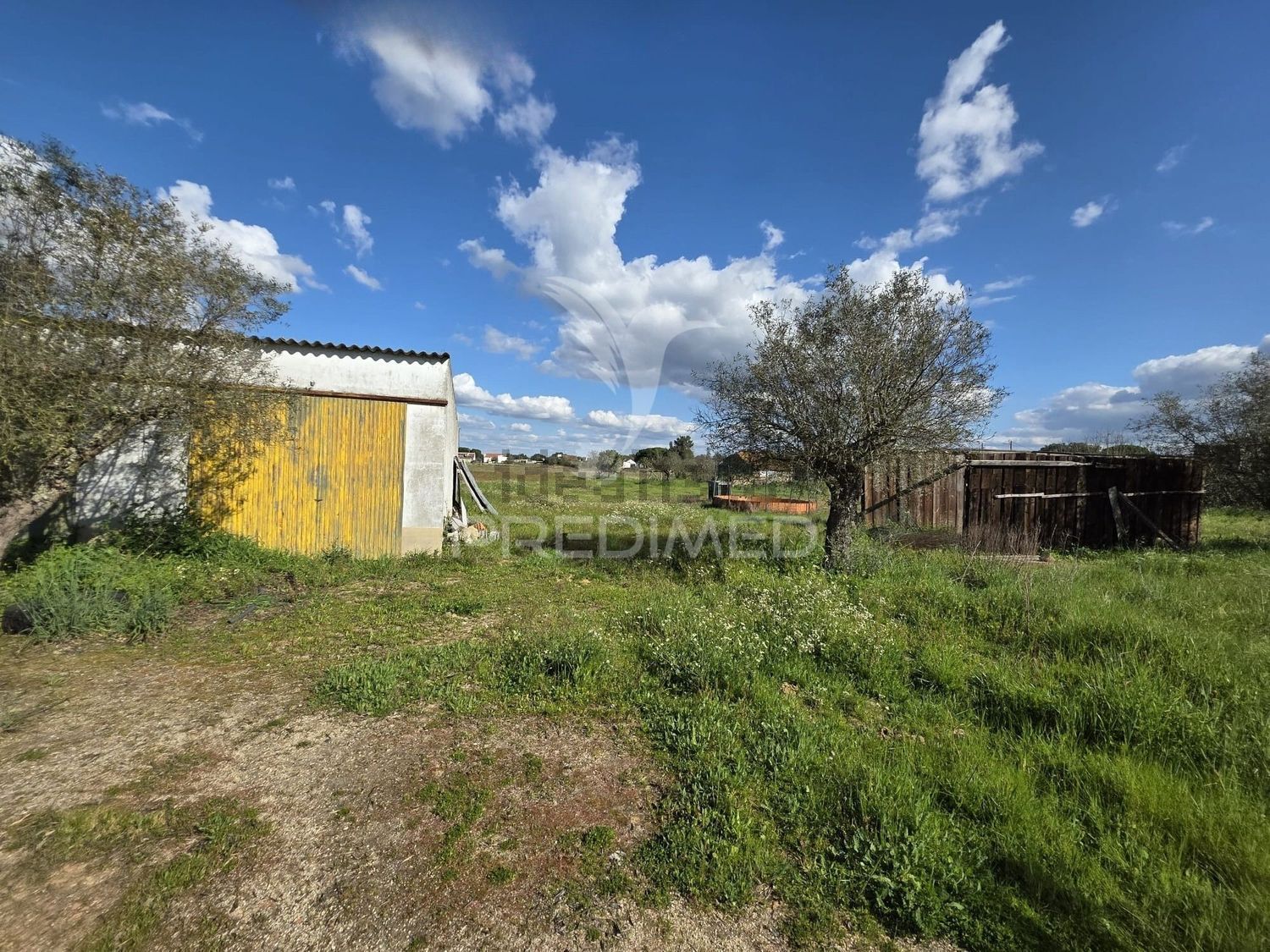 小楼房或独栋别墅出售在Rua Cândido de Matos Vieira - 花园
