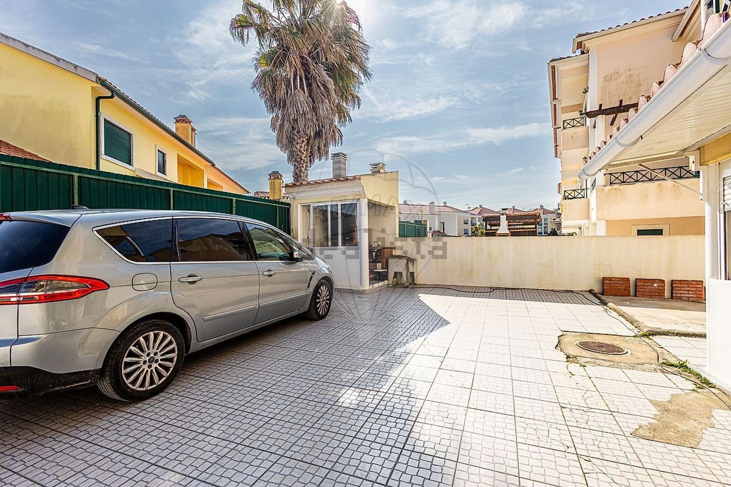 小楼房或独栋别墅出售在Rua das Flores - 视线