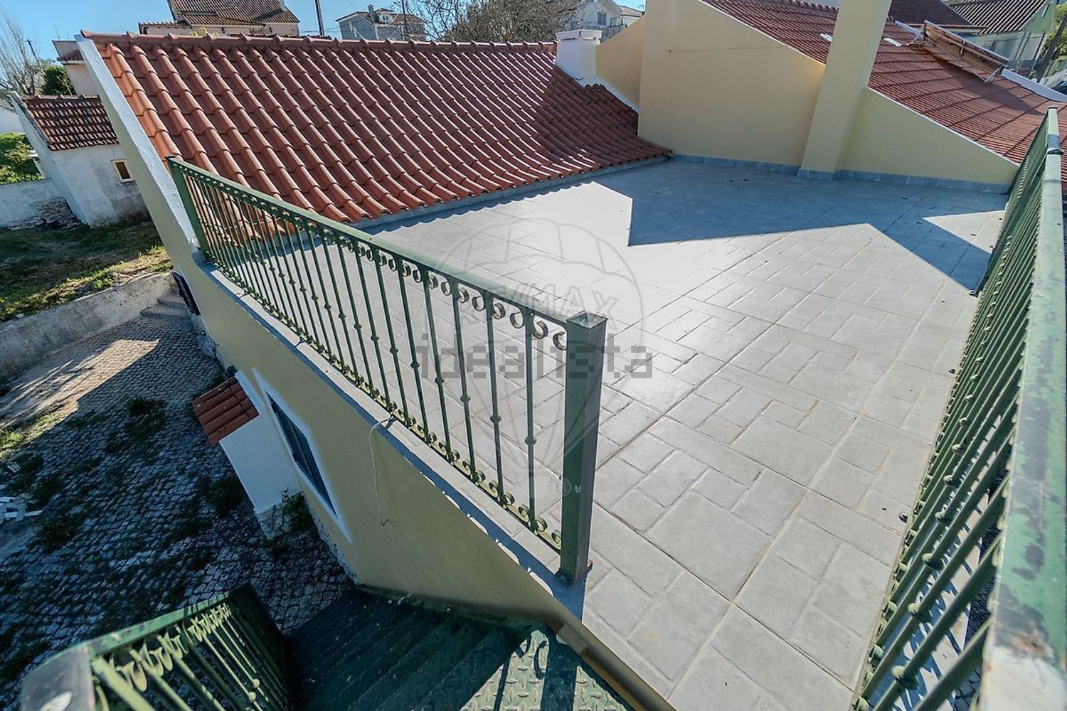 小楼房或独栋别墅出售在São Quintino - 阳台