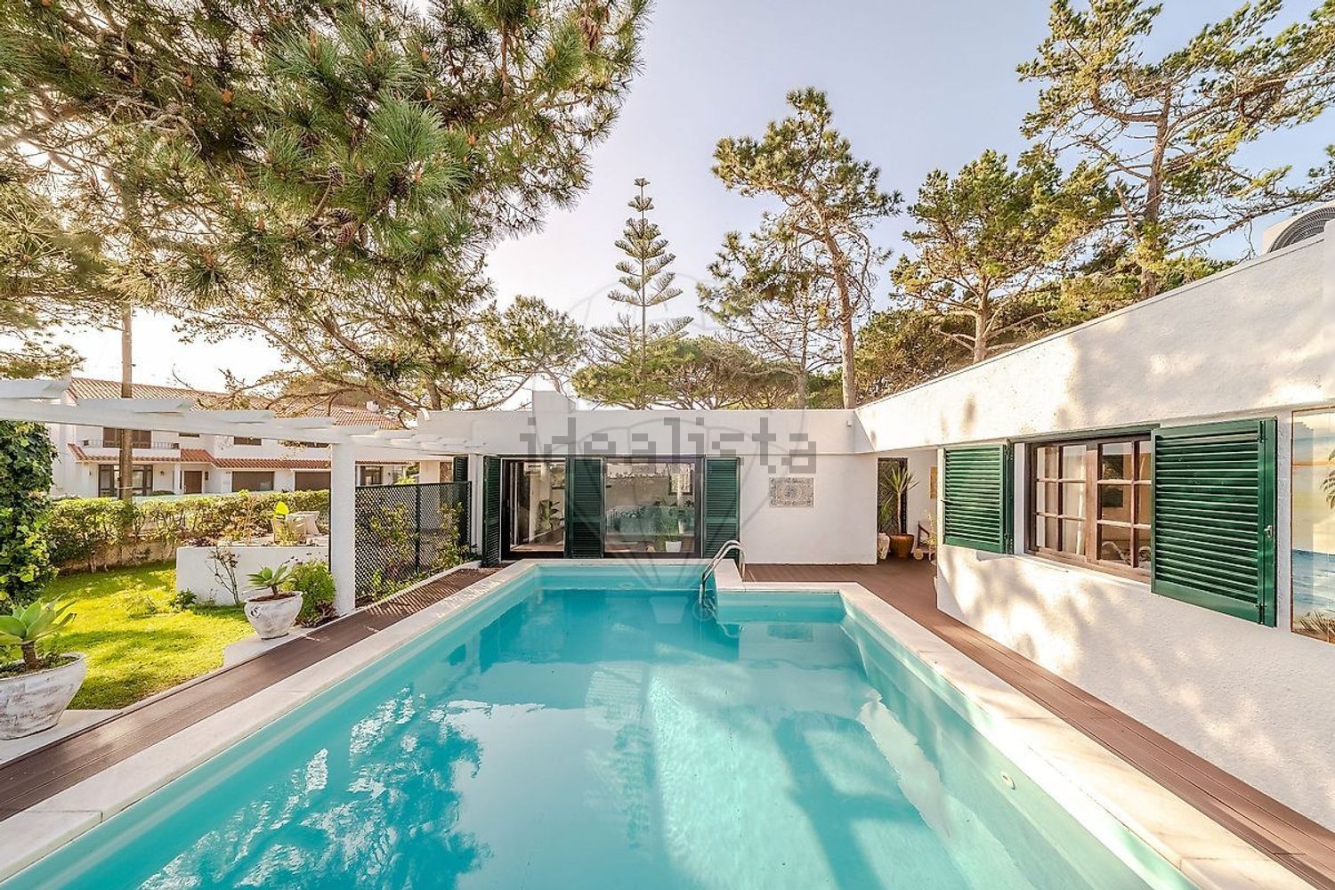 小楼房或独栋别墅出售在Rua das Corredouras - 游泳池