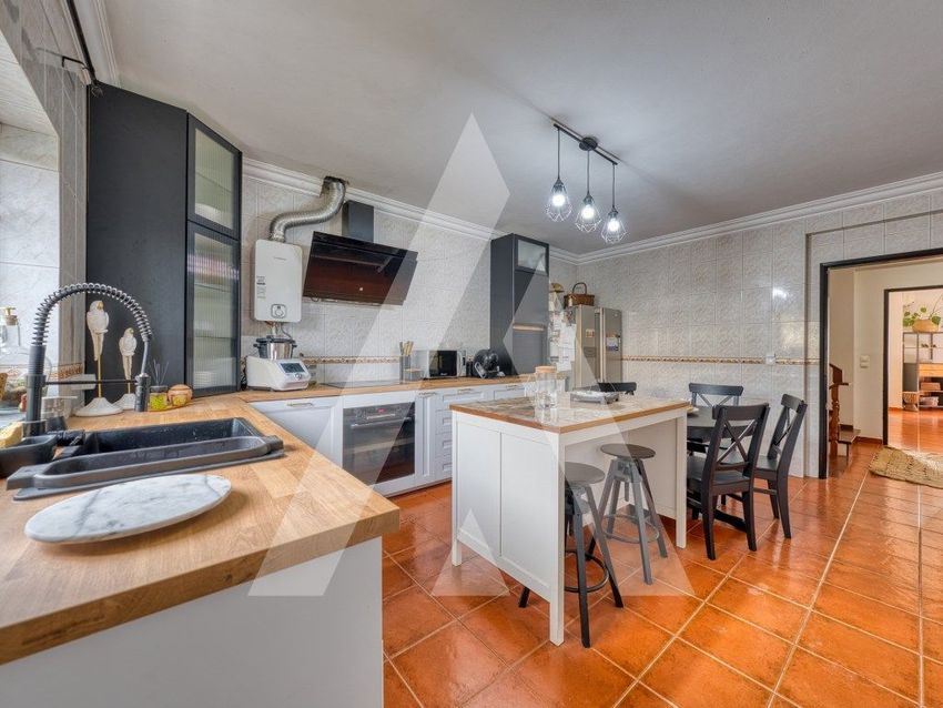 小楼房或独栋别墅出售在Lamas e Cercal