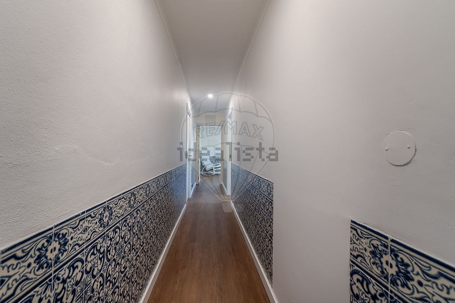 小楼房或独栋别墅出售在São Quintino - 过道