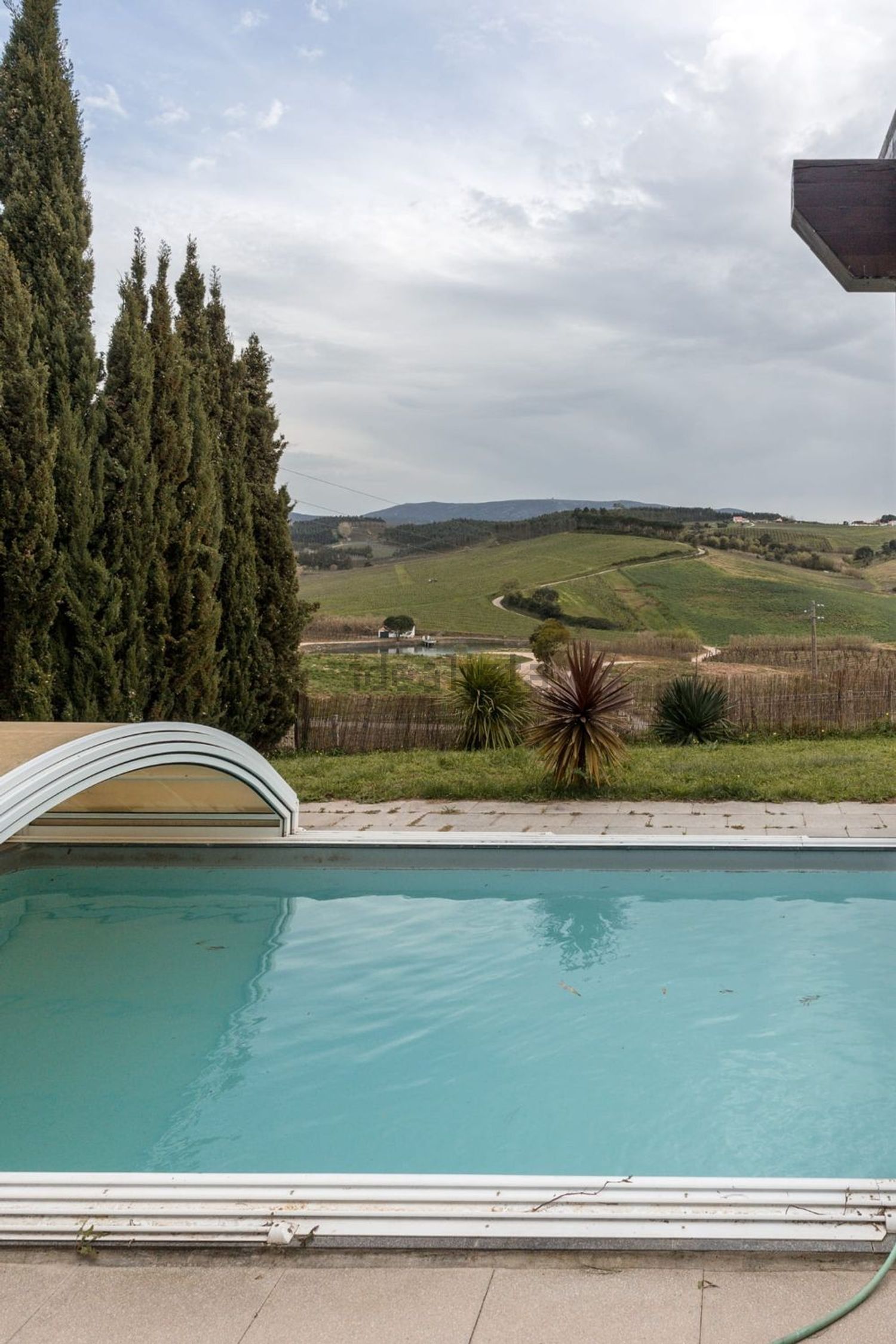 小楼房或独栋别墅出售在Peral - 游泳池