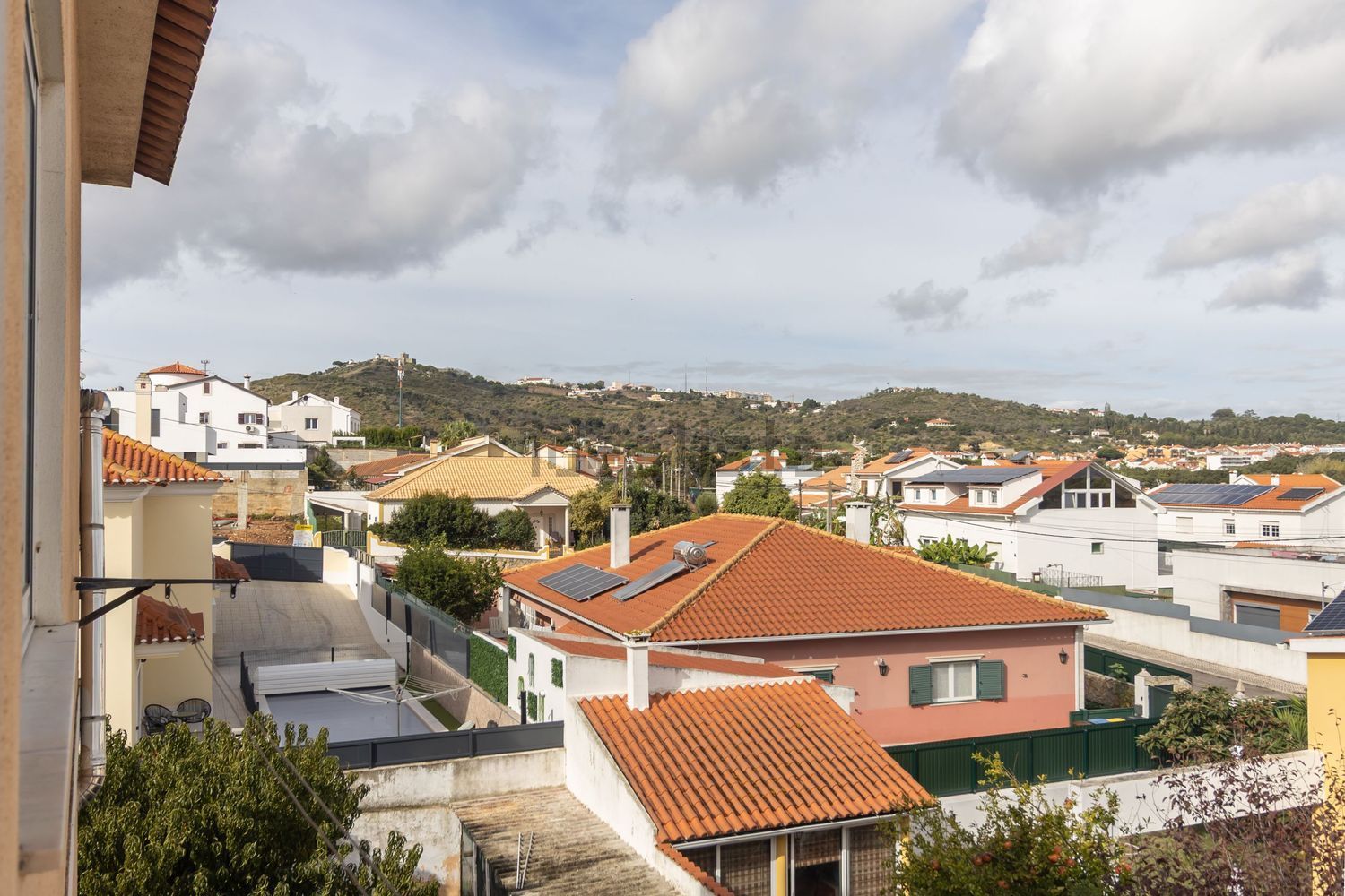 小楼房或独栋别墅出售在Avenida Padre Nabeto - 外立面