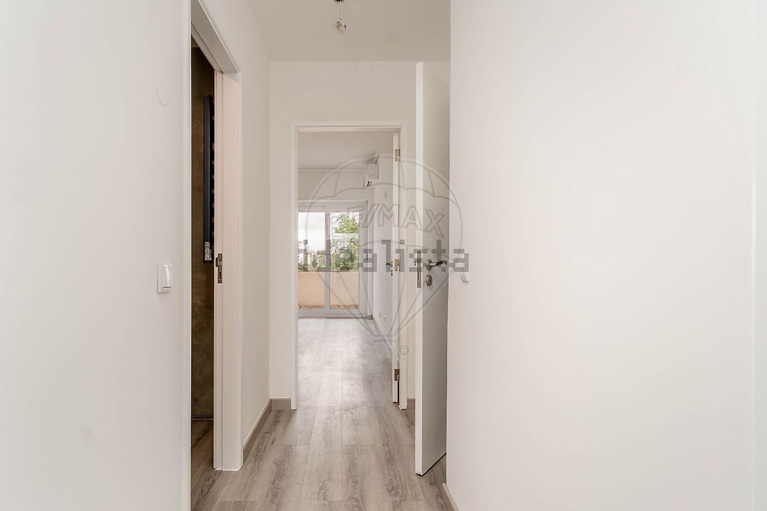 公寓 t3出售在Praça Rainha Santa - 过道