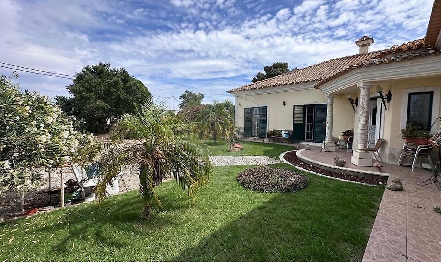 小楼房或独栋别墅出售在Rua do Sol - 外立面