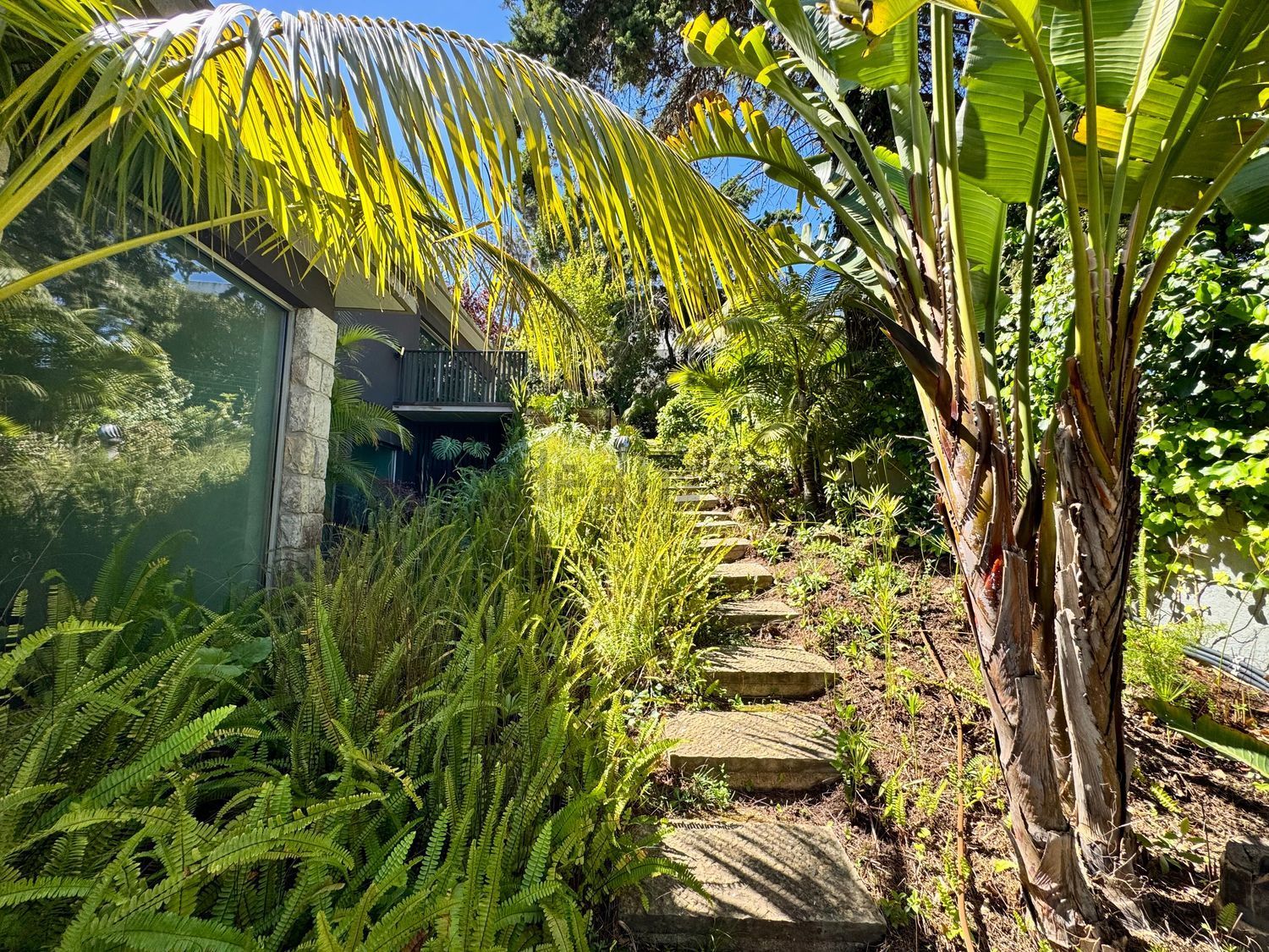 小楼房或独栋别墅出售在Avenida Marechal Carmona, 631 - 花园