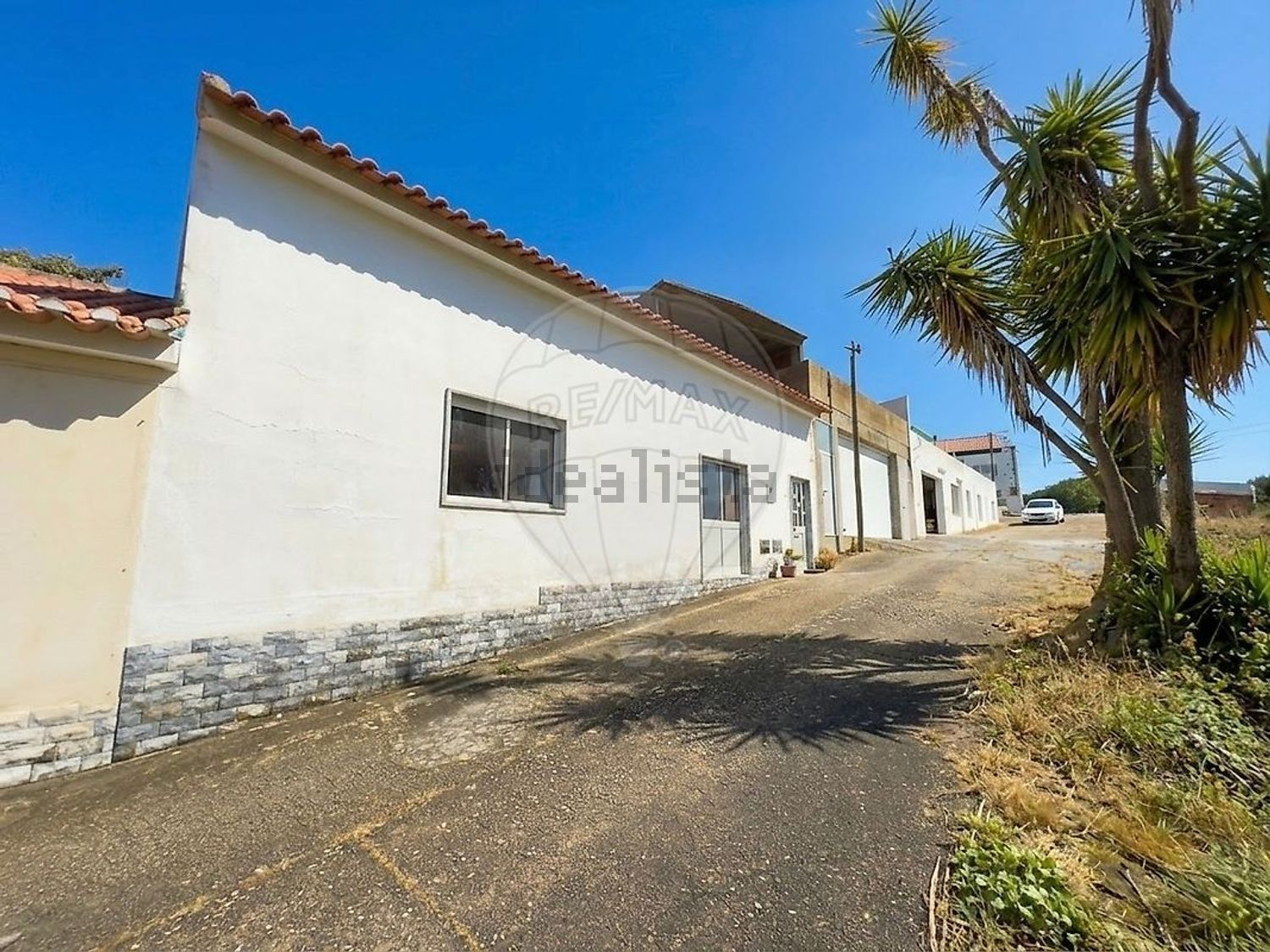 小楼房或独栋别墅出售在Rua das Adegas - 外立面