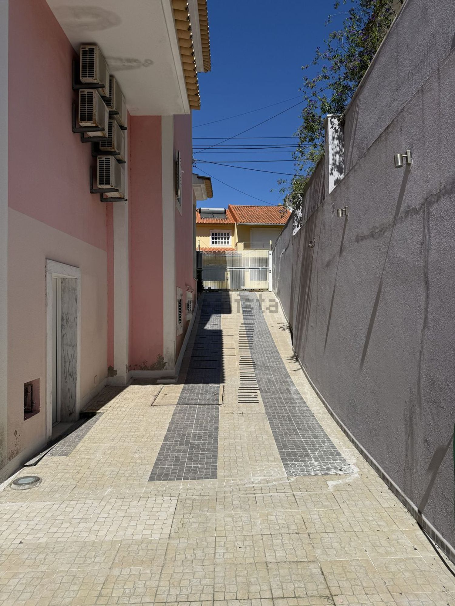 小楼房或独栋别墅出售在Porto Salvo - 入口 / 出口