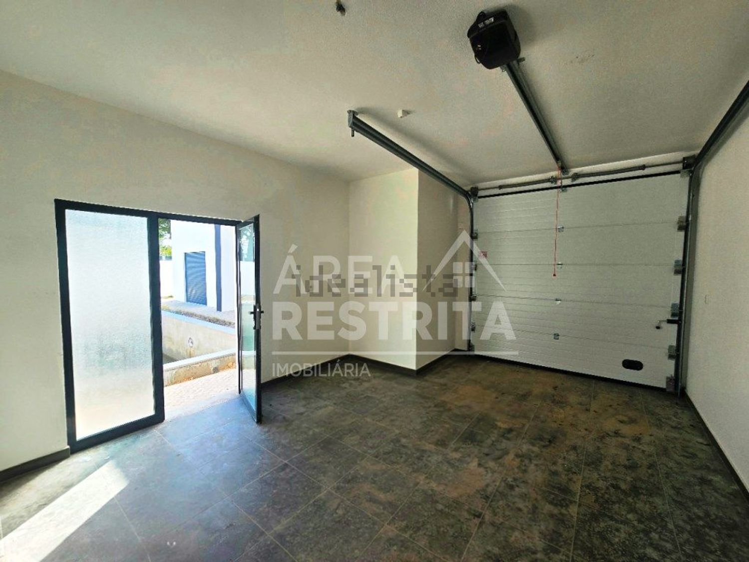 小楼房或独栋别墅出售在Rua Nova da Jardia - 停车位