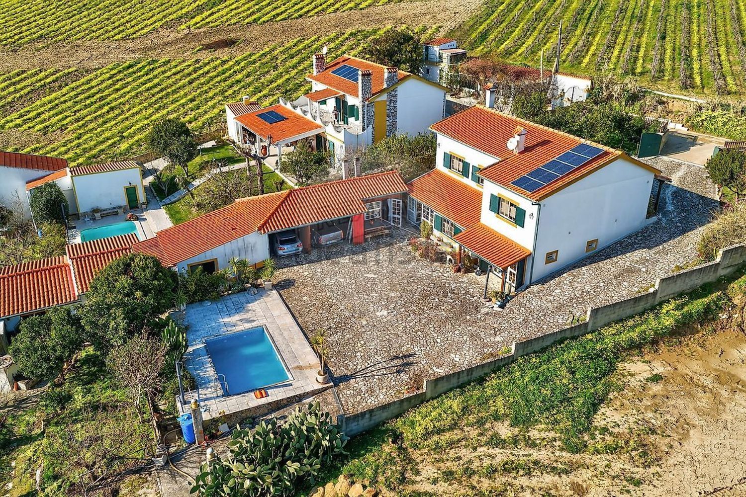 小楼房或独栋别墅出售在Rua Estreita - 游泳池