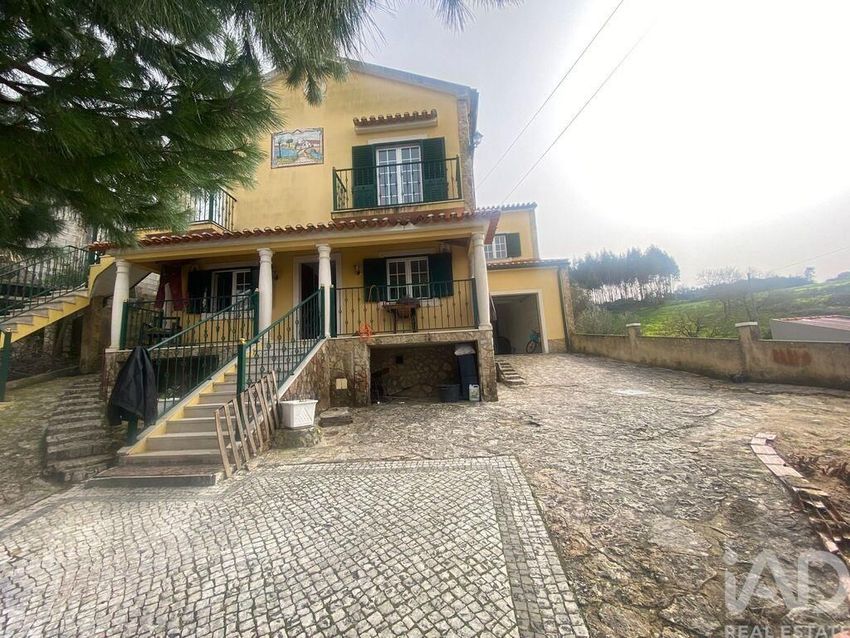 小楼房或独栋别墅出售在Lamas e Cercal