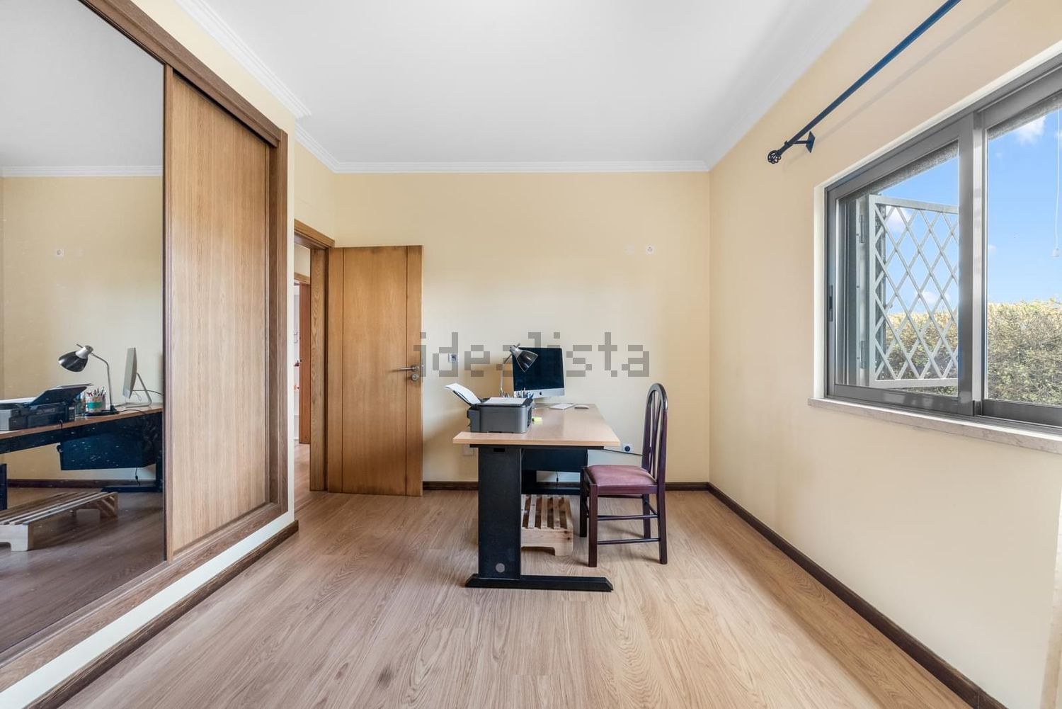 小楼房或独栋别墅出售N10 - 卧室