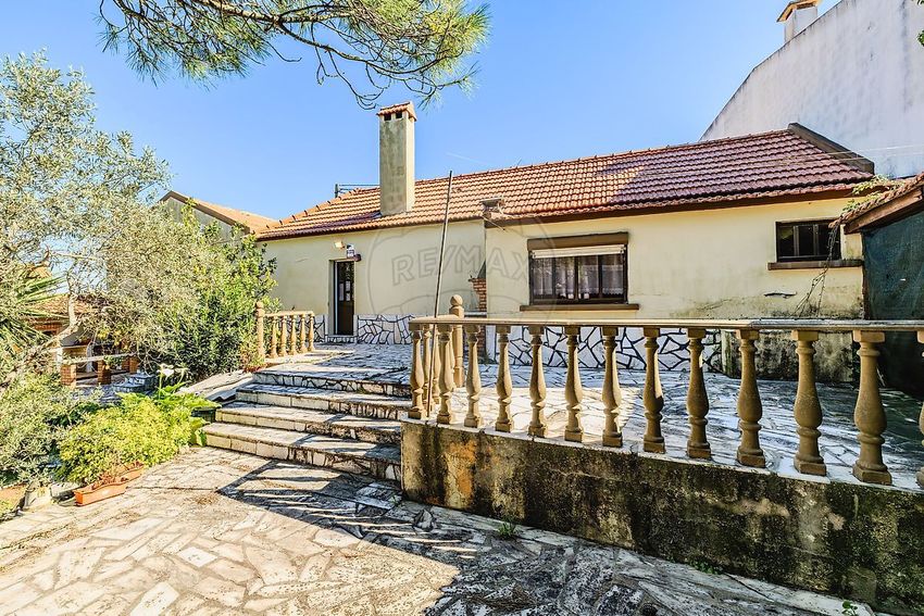 小楼房或独栋别墅出售在Rua do Rio Velho