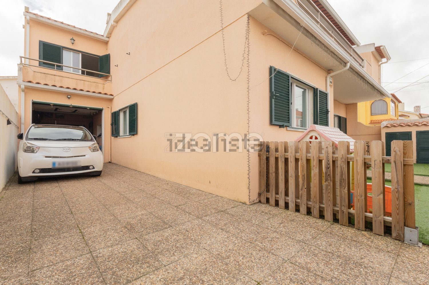 小楼房或独栋别墅出售在Rua Luís Vaz de Camões s/n - 停车位