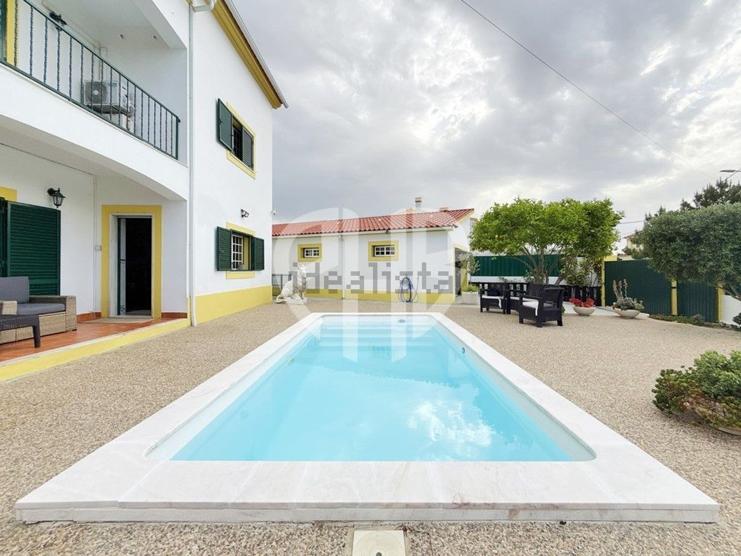 小楼房或独栋别墅出售Cm1029 - 游泳池