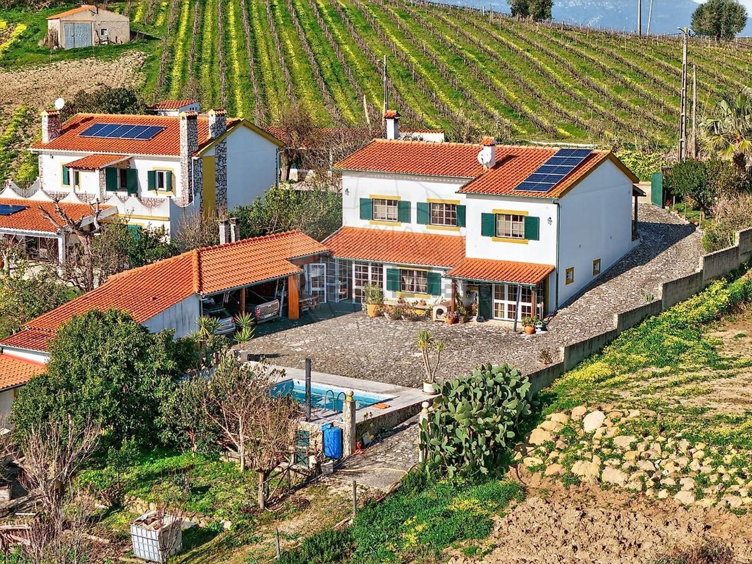 小楼房或独栋别墅出售在Rua Estreita - 外立面