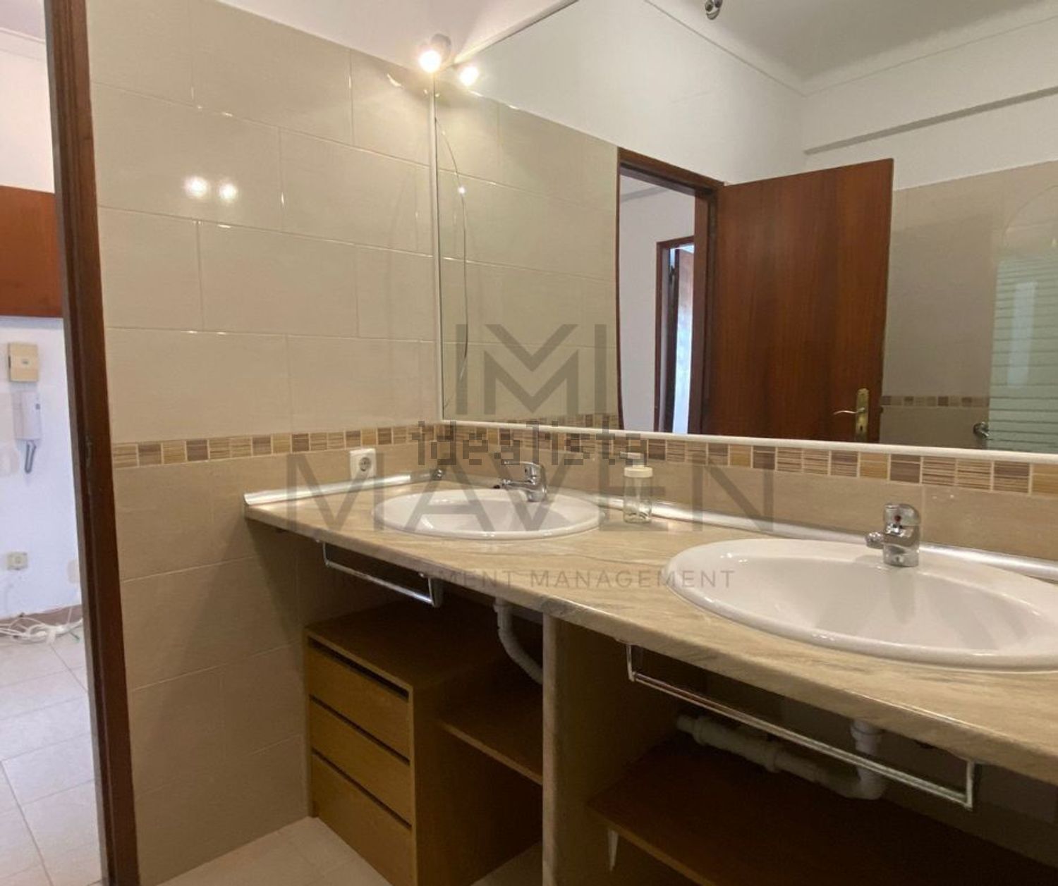 出租顶层公寓在Avenida Professor Rui Luís Gomes - 卫生间