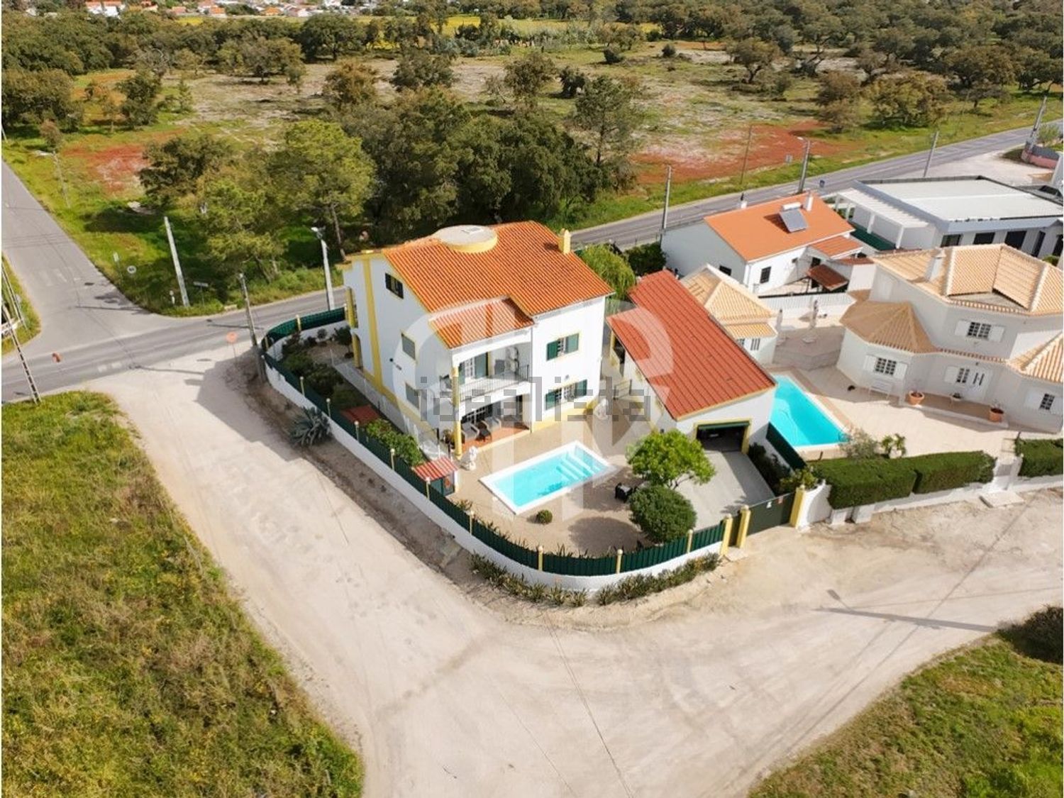 小楼房或独栋别墅出售Cm1029 - 游泳池