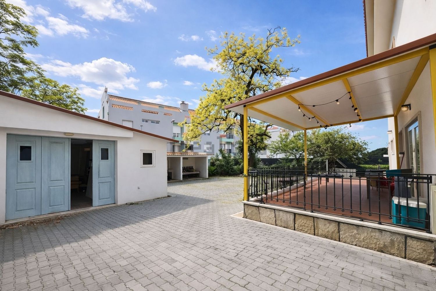 小楼房或独栋别墅出售在Estrada Nacional 10 - 外立面