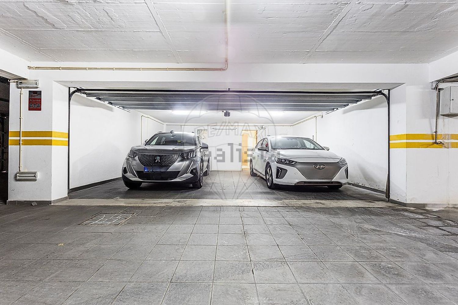 小楼房或独栋别墅出售在Largo do Juncalinho - 停车位