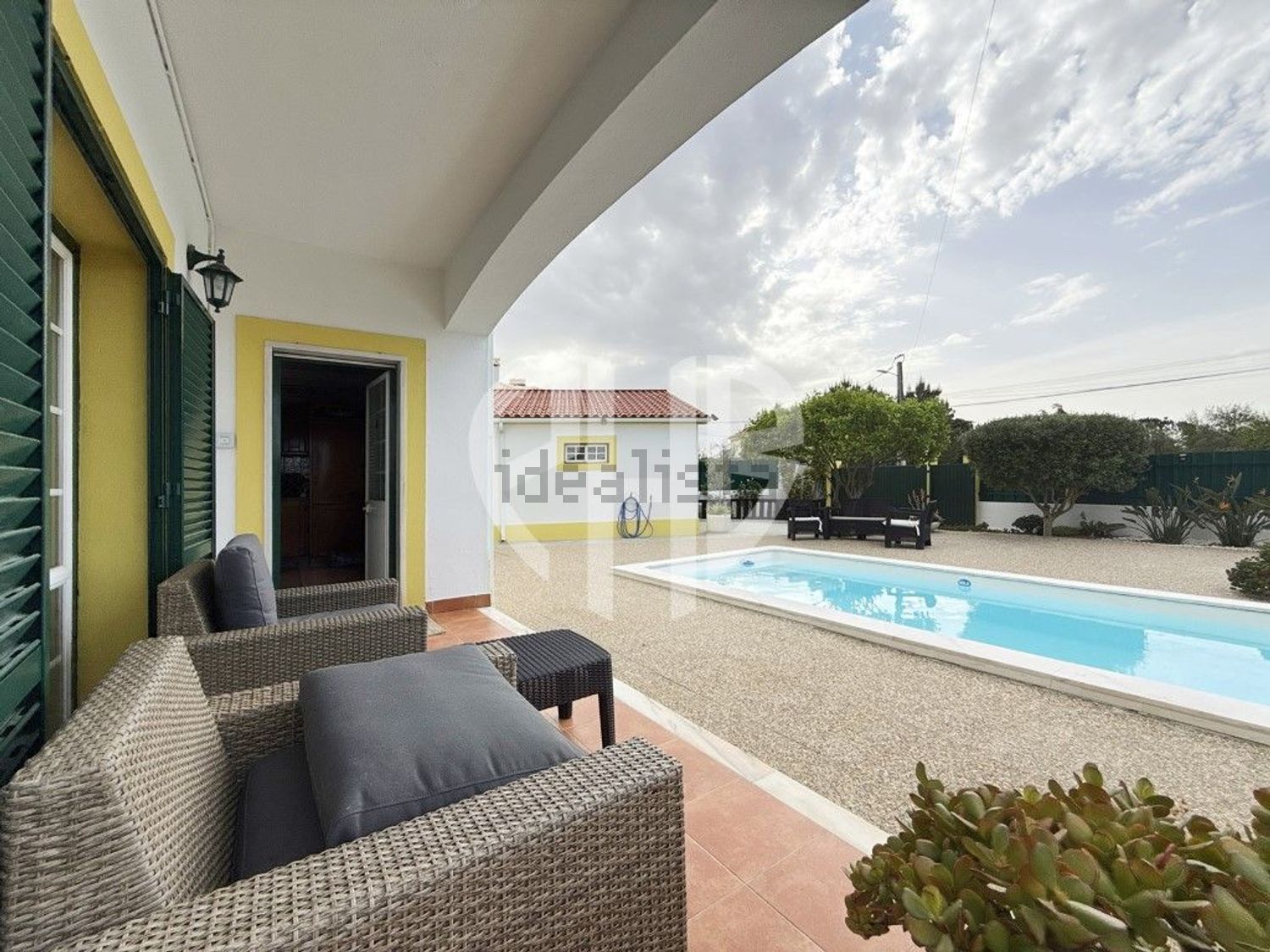 小楼房或独栋别墅出售Cm1029 - 游泳池