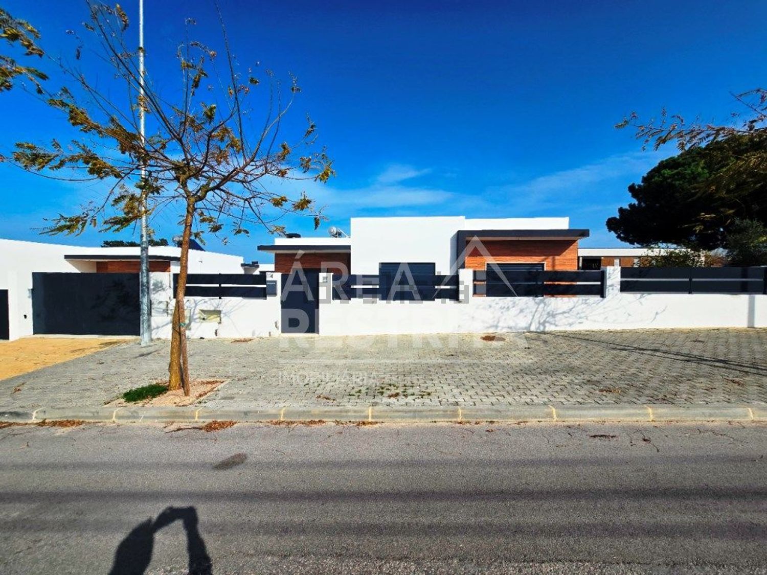 小楼房或独栋别墅出售在Rua Nova da Jardia - 外立面