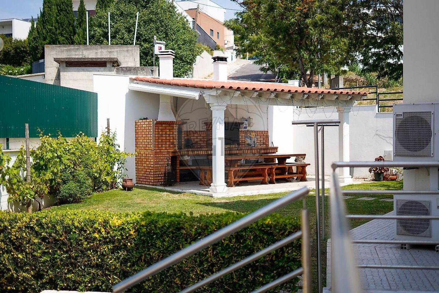 小楼房或独栋别墅出售在Rua Juncal - 外立面