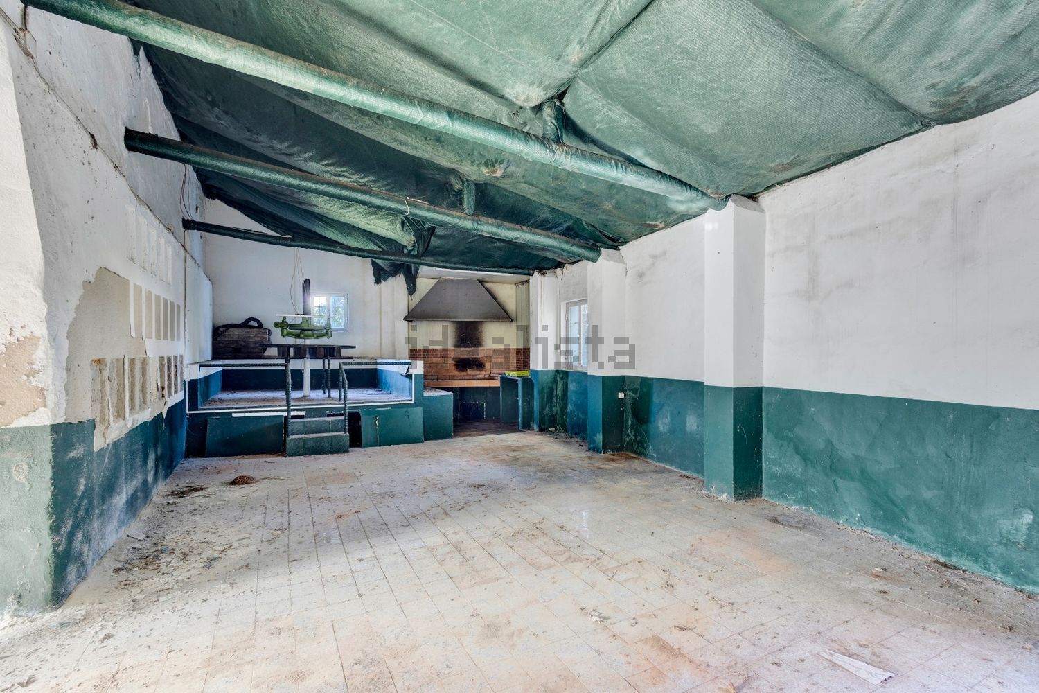 小楼房或独栋别墅出售在Rua Direita - 停车位