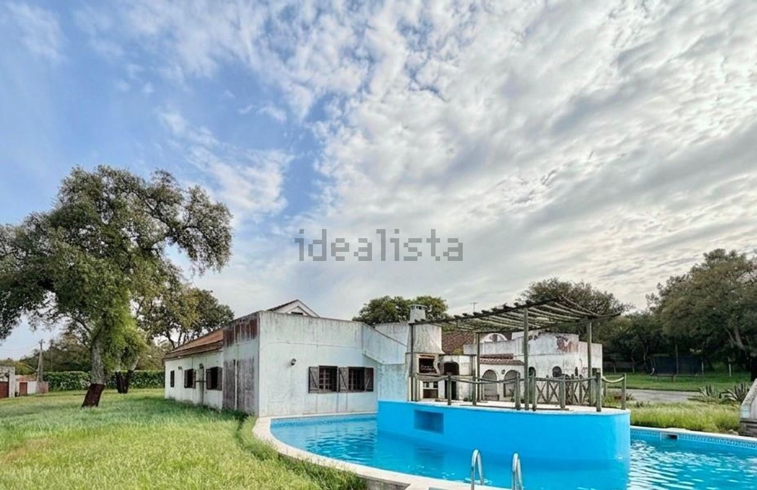 小楼房或独栋别墅出售在Alhos Vedros - 游泳池