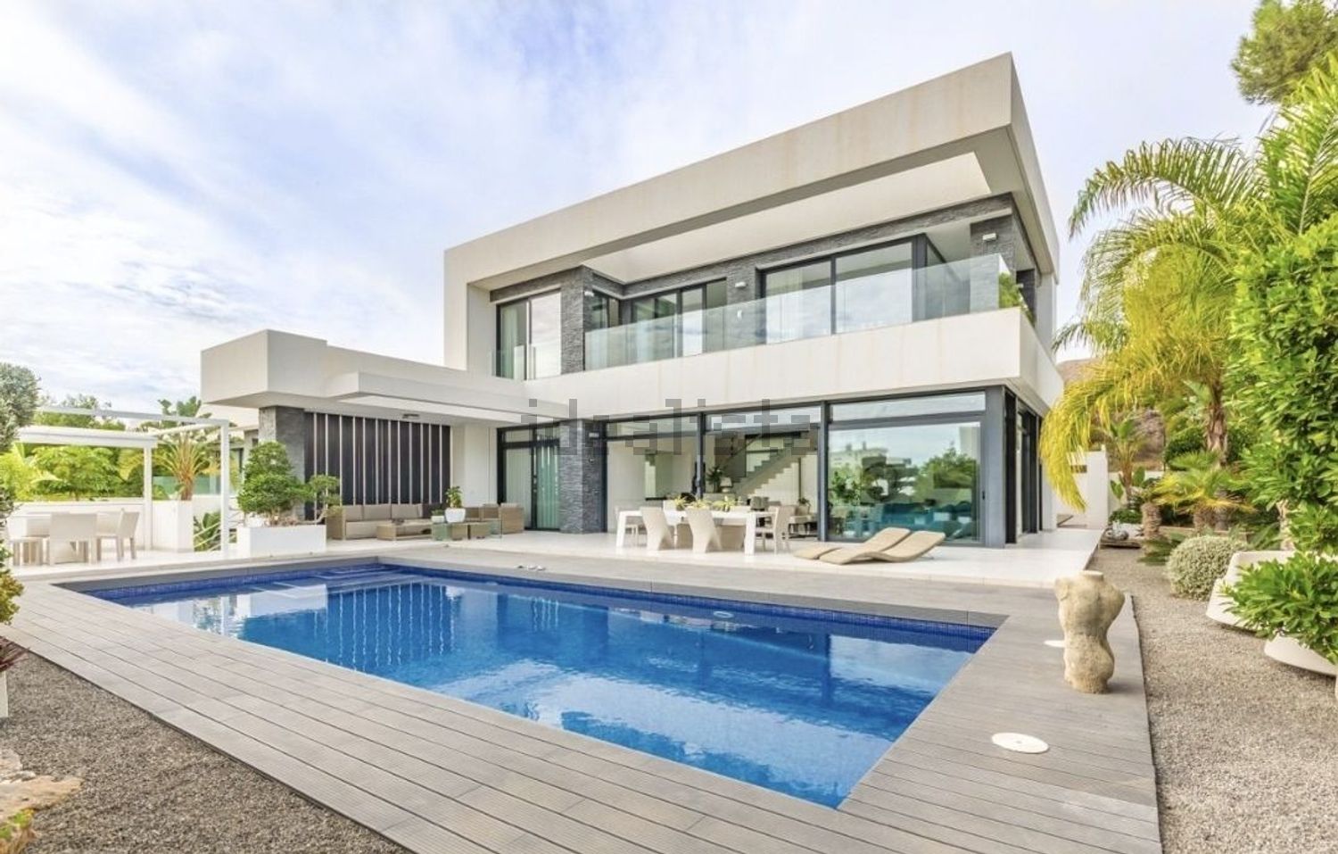 小楼房或独栋别墅出售在Tires - 游泳池