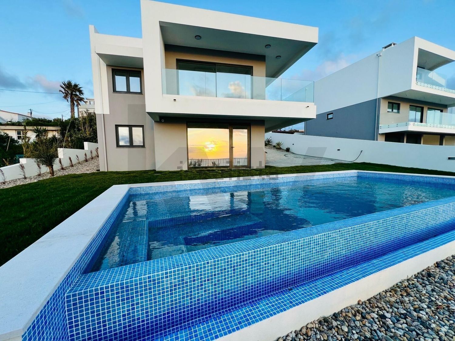 小楼房或独栋别墅出售在Rua das Salemas s/n - 游泳池