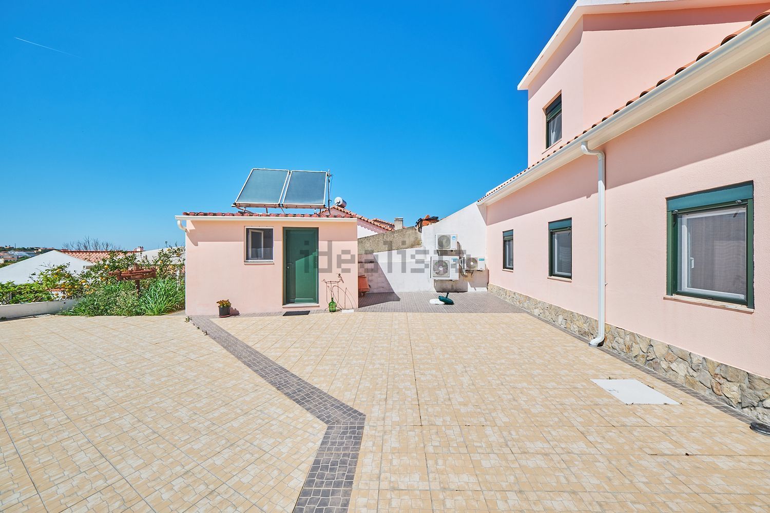 小楼房或独栋别墅出售在Rua da Bica - 外立面