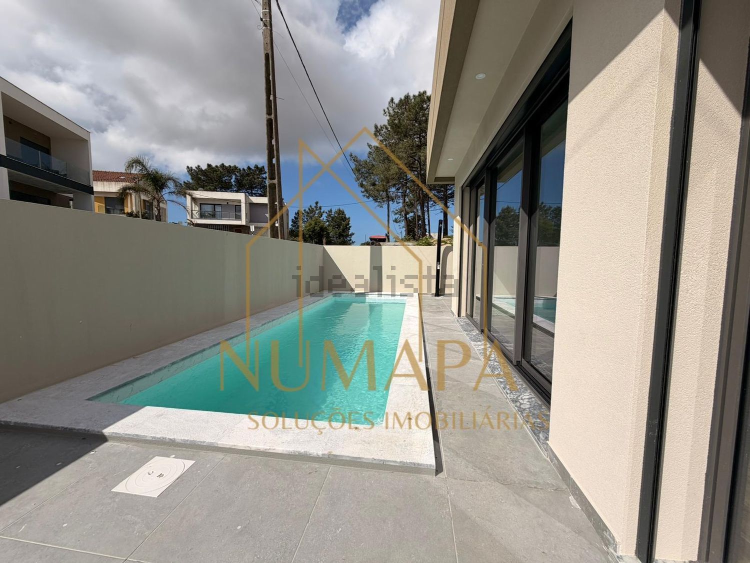 小楼房或独栋别墅出售在Rua Mário Sá - 游泳池