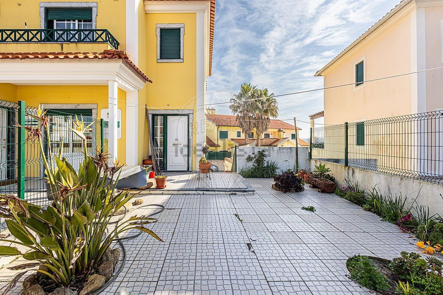 小楼房或独栋别墅出售在Rua das Flores - 外立面