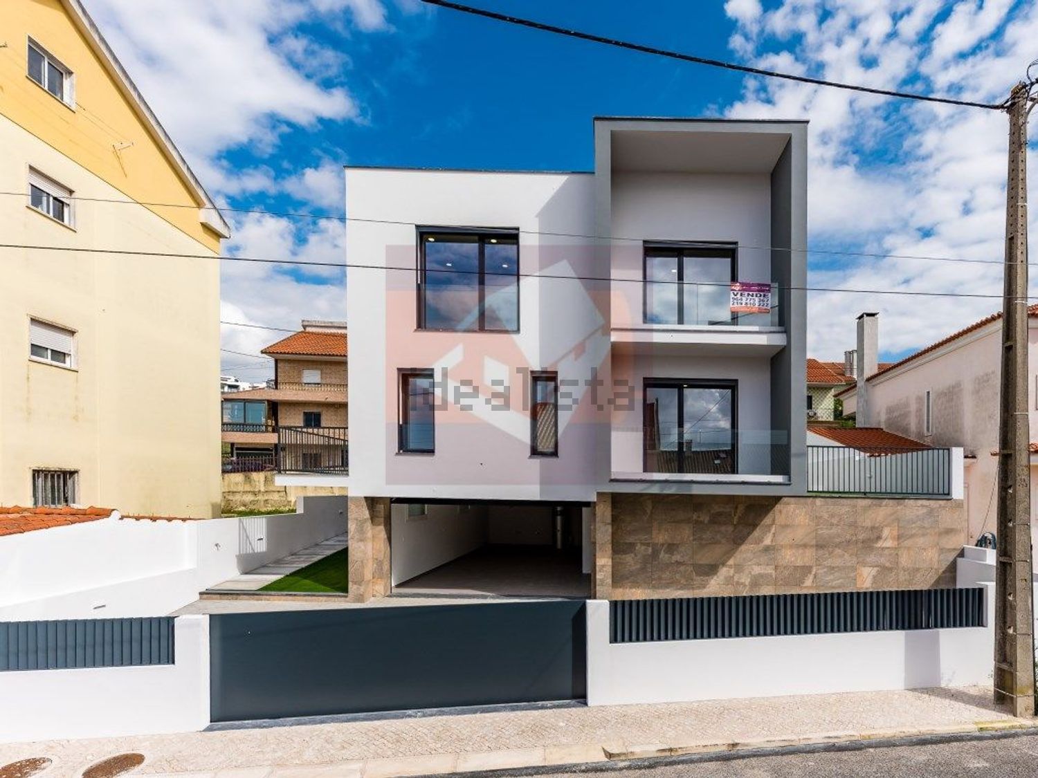 小楼房或独栋别墅出售在Pontinha e Famões - 外立面