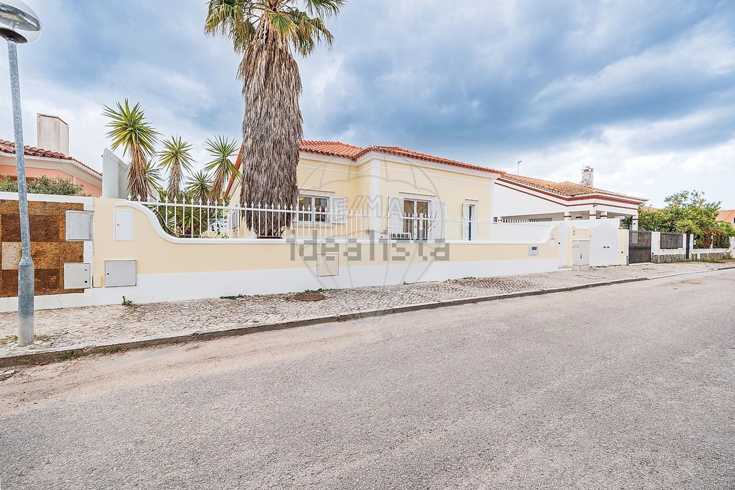 小楼房或独栋别墅出售在Rua Jorge Peixinho - 外立面