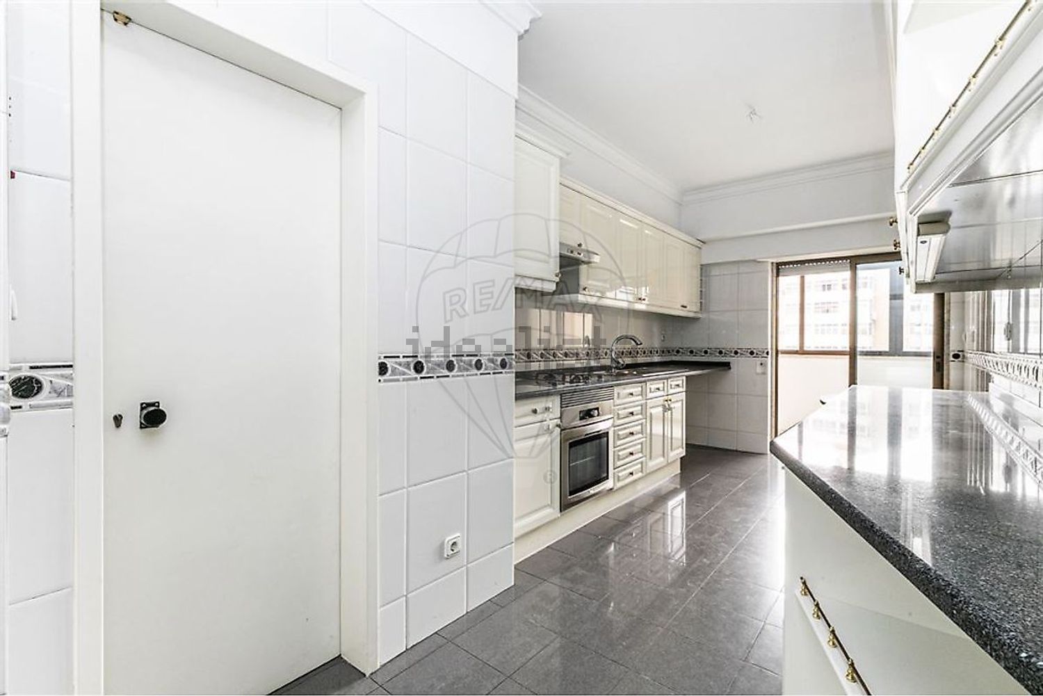 出租公寓 t4在Rua Major Neutel de Abreu - 厨房