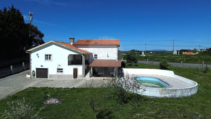 小楼房或独栋别墅出售在São Quintino