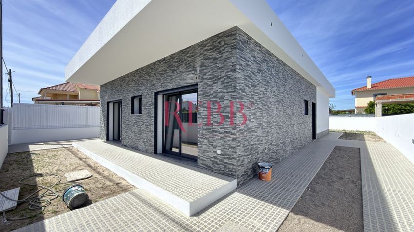 小楼房或独栋别墅出售在Rua Almada Negreiros